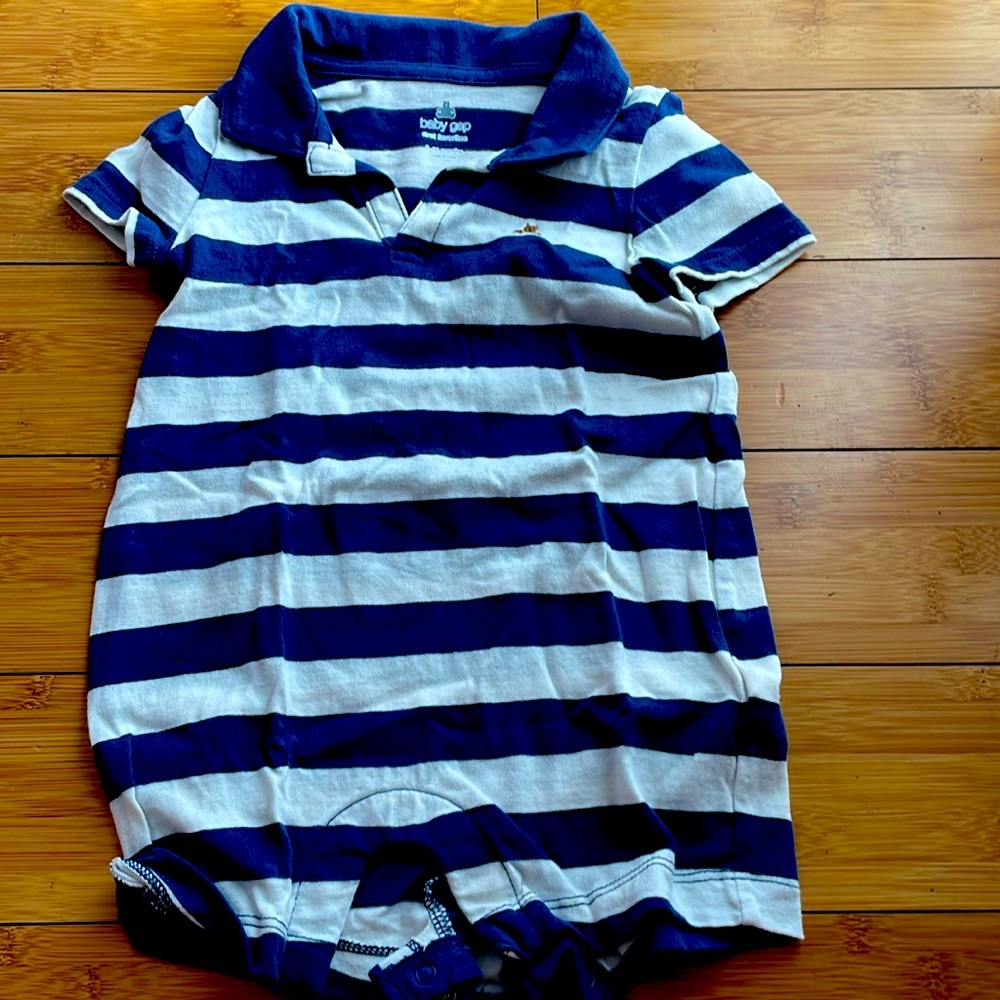 Baby boy Gap romper! Great condition 6-12 months